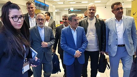 A volt iráni elnök erős biztonsági kísérettel érkezett Budapestre