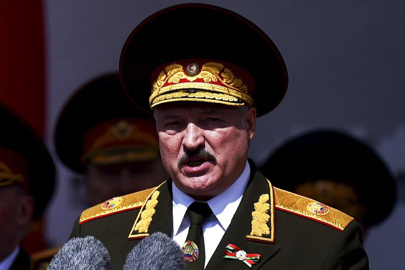 Lukasenka katonai díszben