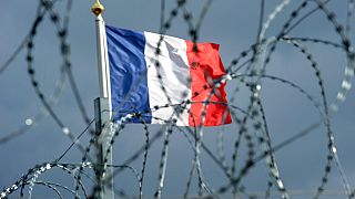پرچم فرانسه در پشت سیم خاردار، عکس تزیینی است