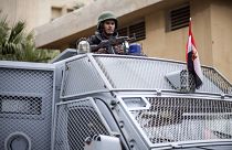 شرطي مصري أثناء قيامه بدورية في ميدان التحرير