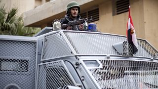 شرطي مصري أثناء قيامه بدورية في ميدان التحرير