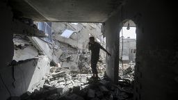Des Palestiniens observent les dégâts causés par une frappe israélienne sur un immeuble résidentiel à Rafah, le 7 mai 2024.