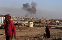 Καπνός υψώνεται μετά από ισραηλινή αεροπορική επιδρομή σε κτίρια κοντά στο τείχος μεταξύ Αιγύπτου και Ράφα, 7 Μαΐου 2024