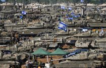 جنود إسرائيليون يعملون على مركبات عسكرية مدرعة في نقطة انطلاق بالقرب من الحدود بين إسرائيل وغزة، في جنوب إسرائيل، الأربعاء، 8 مايو، 2024.