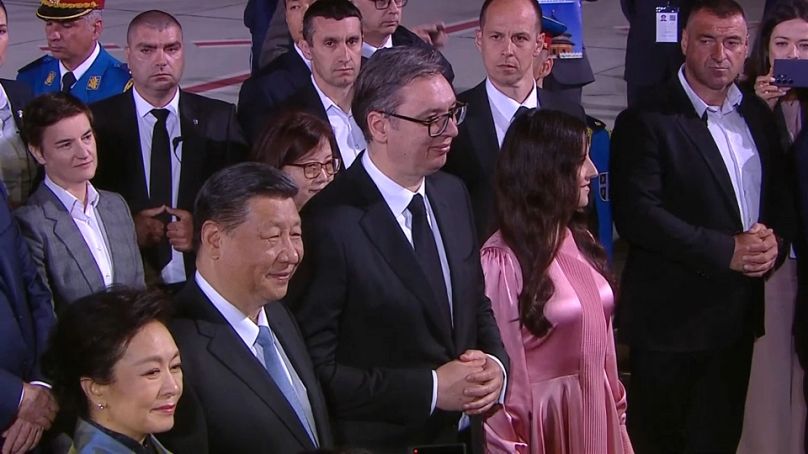 Imagen del presidente chino Xi Jinping con su homólogo serbio Aleksandar Vučić, a su llegada a Belgrado.