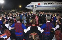 Китайского лидера встречают в аэропорту Белграда.