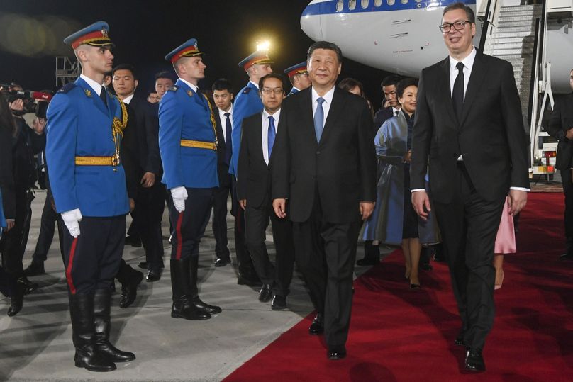 Ο πρόεδρος της Σερβίας Αλεξάνταρ Βούτσιτς υποδέχθηκε τον κινέζο ομόλογό του Σι Τζινπίνγκ στο αεροδρόμιο του Βελιγραδίου