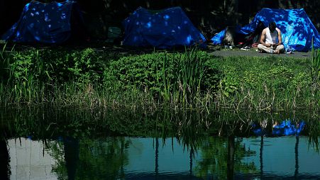 Мигранты установили палатки вдоль Гранд-канала в Дублине после того, как их временный лагерь возле Офиса международной защиты (IPO) был демонтирован.