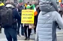"A gazdasági bevándorló nem menekült" hirdeti egy tüntető Dublinban