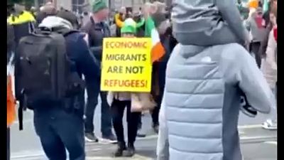 "A gazdasági bevándorló nem menekült" hirdeti egy tüntető Dublinban
