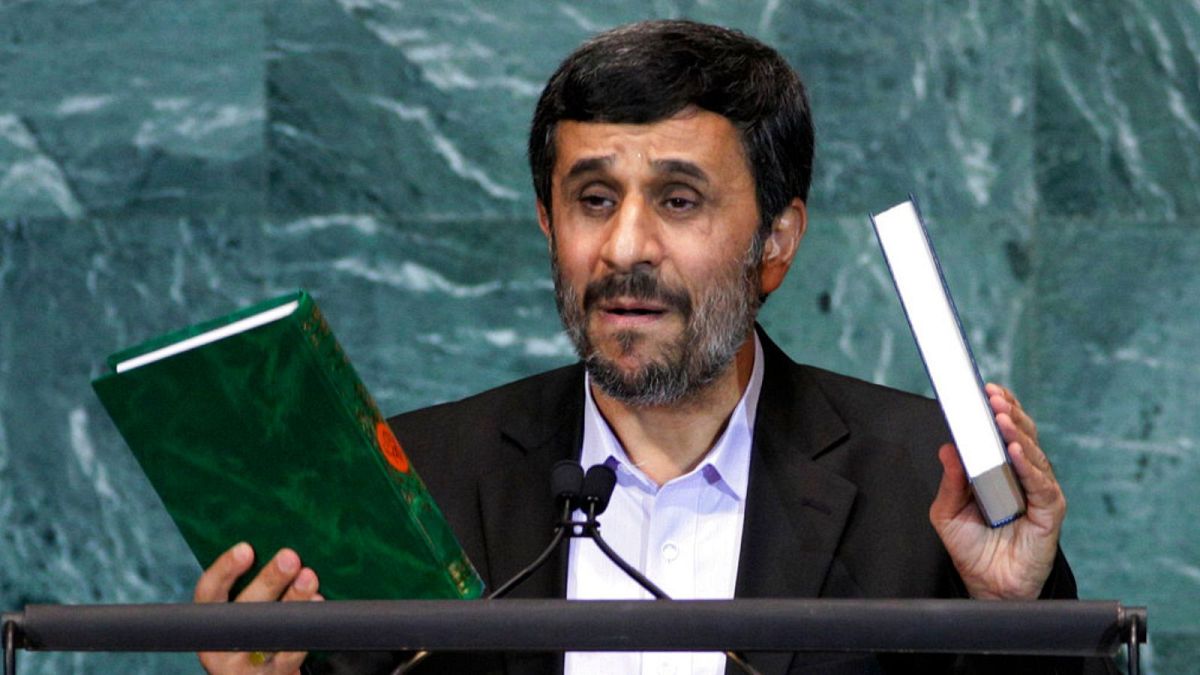 صورة من الأرشيف في 23 سبتمبر 2010، محمود أحمدي نجاد، الرئيس الإيراني، يحمل نسخًا من القرآن، إلى اليسار، والكتاب المقدس، إلى اليمين، بينما يخاطب الدورة الخامسة والستين للأمم المتحدة