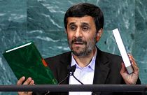 Foto de arquivo de 23 de setembro de 2010, Mahmoud Ahmadinejad, presidente do Irão, segura uma cópia do Alcorão, à esquerda, e da Bíblia, à direita, enquanto discursa na 65ª sessão da ONU