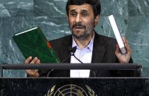 23 Σεπτεμβρίου 2010, ο Μαχμούντ Αχμαντινετζάντ, πρόεδρος του Ιράν, κρατάει αντίγραφα του Κορανίου, αριστερά, και της Βίβλου, δεξιά, καθώς μιλάει στην 65η σύνοδο του ΟΗΕ.