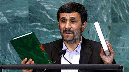23 сентября 2010 г. Фото из архива: Махмуд Ахмадинежад, президент Ирана, держит копии Корана (слева) и Библии (справа) во время выступления на 65-й сессии ООН.