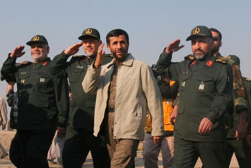 محمود أحمدي نجاد يستعرض متطوعي الباسيج شبه العسكريين خلال عرض في طهران، 26 نوفمبر 2006