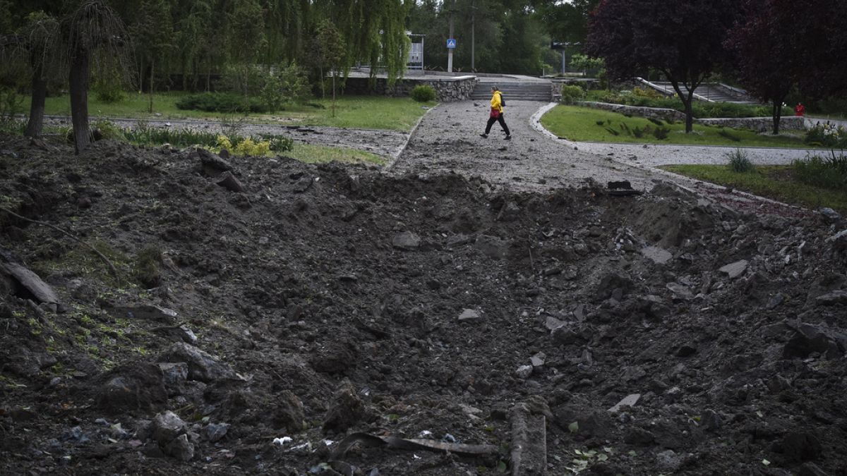 Bombatölcsér Zaporizzsja egyik közparkjában