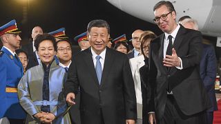 الرئيس الصربي ألكسندر فوتشيتش يستقبل الرئيس الصيني شي جين بينغ لدى وصوله إلى مطار نيكولا تيسلا في بلغراد. 2024/05/08
