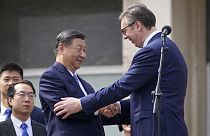El presidente chino Xi Jinping, izquierda, estrecha la mano de su homólogo serbio Aleksandar Vučić en Belgrado, Serbia, el miércoles 8 de mayo de 2024.