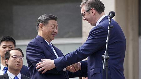 El presidente chino Xi Jinping, izquierda, estrecha la mano de su homólogo serbio Aleksandar Vučić en Belgrado, Serbia, el miércoles 8 de mayo de 2024.