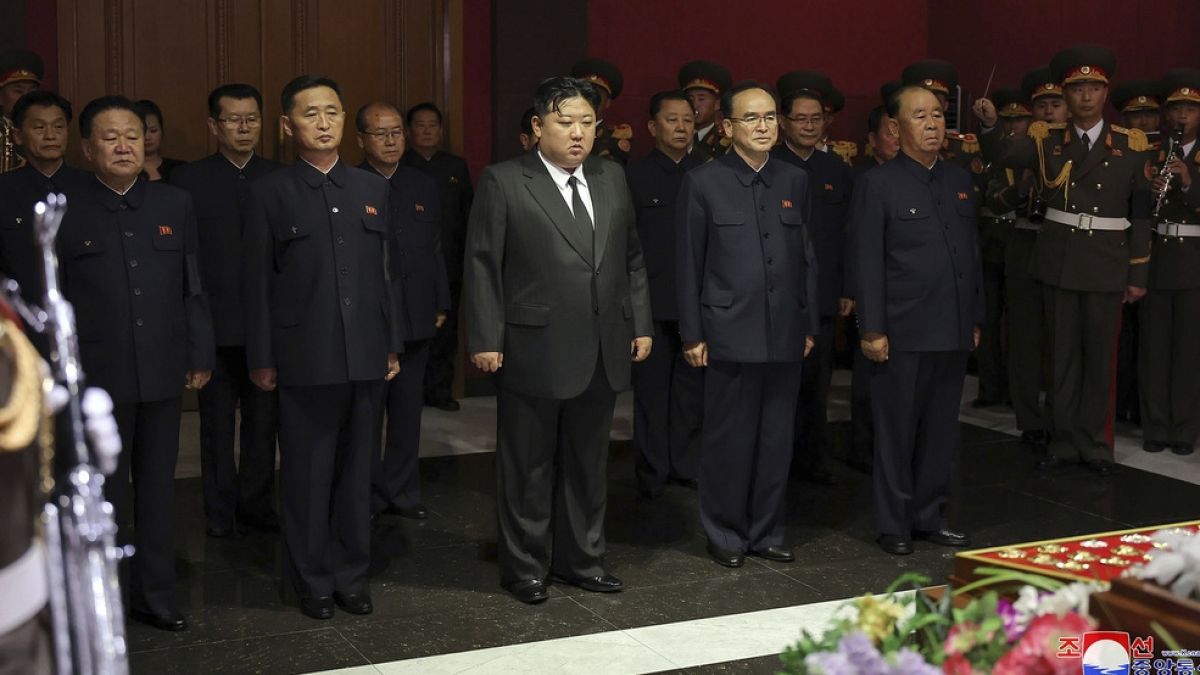 Kim Dzsong Un észak-koreai vezető részvétlátogatást tett Kim Ki Nam, a Koreai Munkáspárt Központi Bizottságának volt titkára holttesténél Phenjanban, 2024. május 8-án.