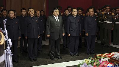 Kim Dzsong Un észak-koreai vezető részvétlátogatást tett Kim Ki Nam, a Koreai Munkáspárt Központi Bizottságának volt titkára holttesténél Phenjanban, 2024. május 8-án.