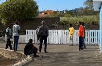 Migrantes africanos em centro de acolhimento nas ilhas Canárias