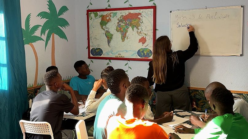 Migrantes africanos num centro de acolhimento nas Canárias, em Espanha