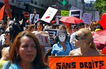 عاملة جنس في فرنسا تحمل لافتة كتب عليها «بدون حقوق» في مسيرة في باريس، 2 يونيو 2011