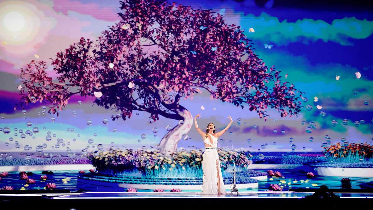 ناتاليا باربو من مولدوفا تؤدي أغنية "إن ذا ميدل" خلال أول نصف نهائي في مسابقة يوروفجين. 2024/05/07