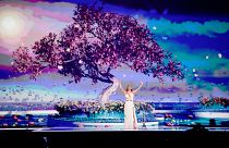 ناتاليا باربو من مولدوفا تؤدي أغنية "إن ذا ميدل" خلال أول نصف نهائي في مسابقة يوروفجين. 2024/05/07