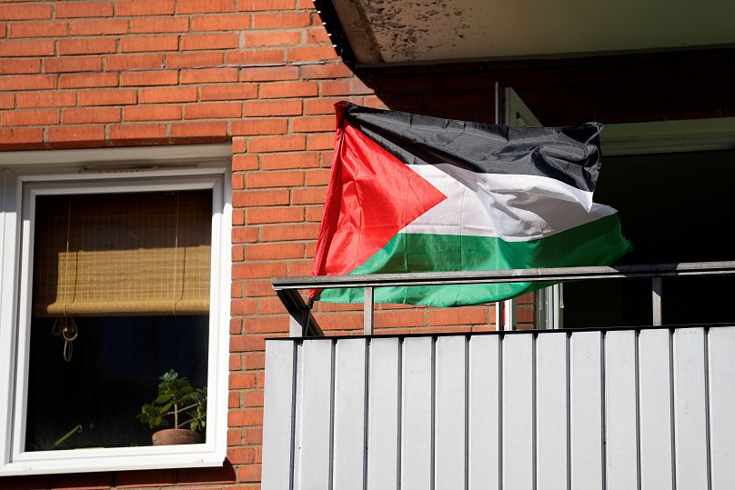 علم فلسطين يرفرف في شرفة قرب مكان تنظيم مسابقة اليوروفجين في مالمو - السويد. 2024/025/07