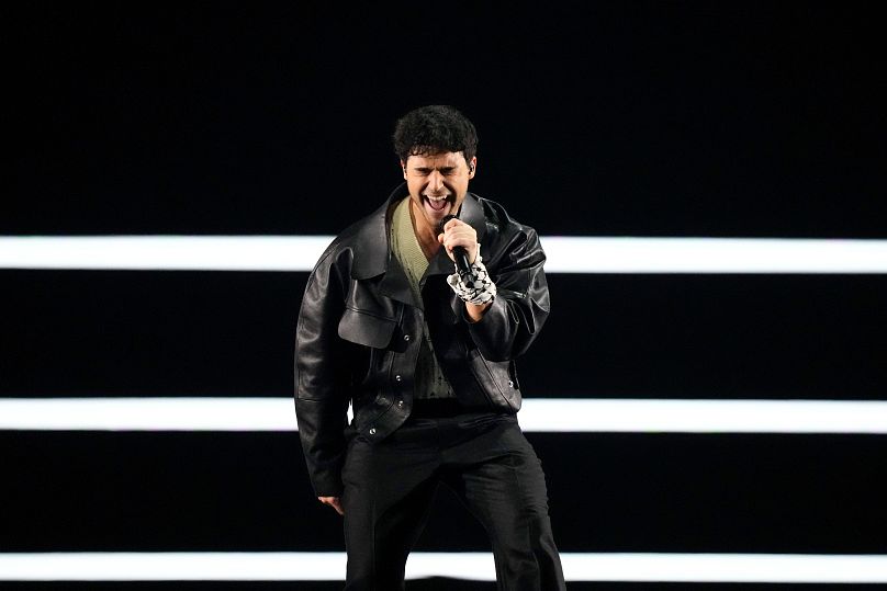 إيريك سعادة يؤدي أغنية "بوبولير" خلال افتتاح الدور نصف النهائي الأول في مسابقة يوروفيجن. 2024/05/07