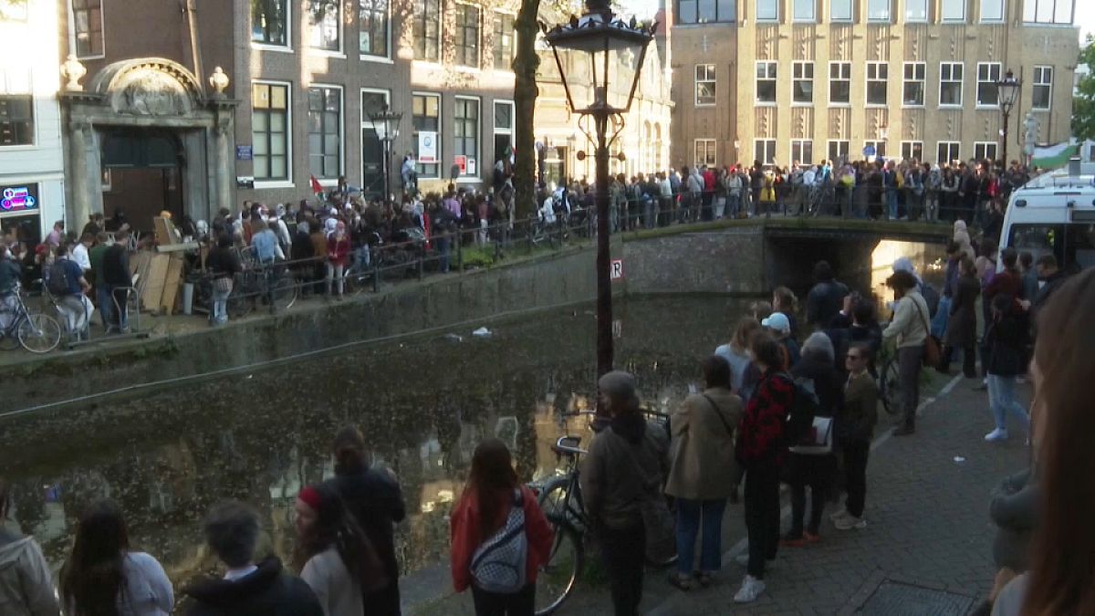 Watch: Pro-Palestine students in Amsterdam demonstrate thumbnail