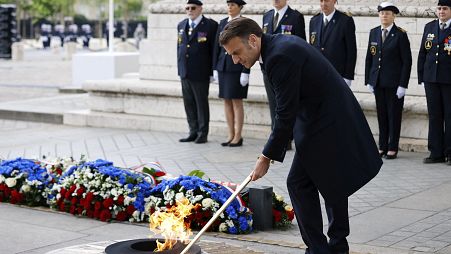 الرئيس الفرنسي إيمانويل ماكرون يوقد شعلة قبر الجندي المجهول