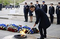 Der französische Präsident Emmanuel Macron hat eine traditionelle Zeremonie in Paris geleitet, um dam Ende des zweiten Weltkrieges 1945 zu gedenken. 