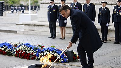 Der französische Präsident Emmanuel Macron hat eine traditionelle Zeremonie in Paris geleitet, um dam Ende des zweiten Weltkrieges 1945 zu gedenken. 