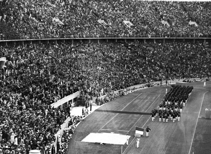 La entrada de la selección francesa al estadio durante la ceremonia inaugural de los Juegos Olímpicos de Verano el 1 de agosto de 1936 en Berlín, Alemania.