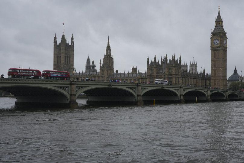 Una vista general del Palacio de Westminster desde el otro lado del río Támesis.
