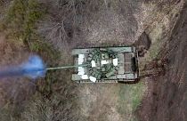 Un tanque ruso dispara su cañón contra tropas ucranianas desde una posición cercana a la frontera con Ucrania en la región de Belgorod, Rusia.