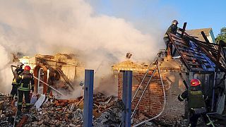 Un grupo de rescatistas trabaja en un edificio dañado tras un ataque de Rusia con misiles en la región de Kiev, Ucrania, el miércoles 8 de mayo de 2024.