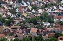 Les maisons de la ville de Bad Staffelstein sont photographiées depuis la colline de Staffelberg, en Allemagne.