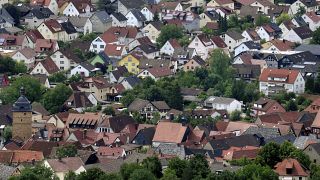 Κατοικίες στην πόλη Bad Staffelstein απεικονίζονται από το λόφο Staffelberg στη Γερμανία
