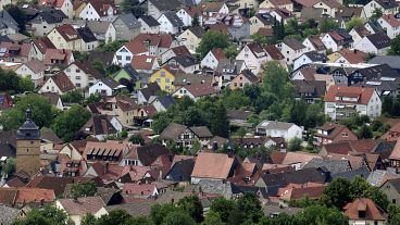 Casas residenciais na cidade de Bad Staffelstein são fotografadas a partir da colina de Staffelberg, na Alemanha