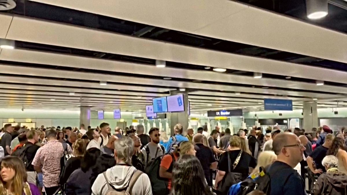 Chaos at UK airport as border gates fail again: What happened and will it affect the new EES system? thumbnail