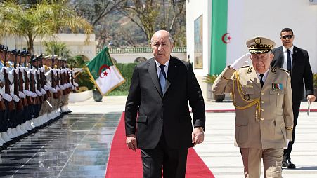الرئيس الجزائري عبد المجيد تبون خلال زيارته لوزارة الدفاع
