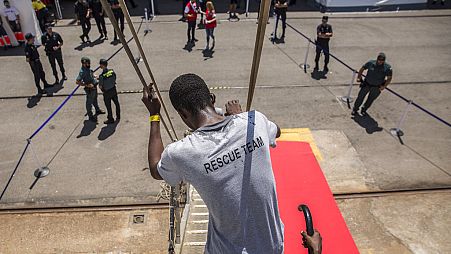 ARCHIVO: Migrantes desembarcando del barco Open Arms, después de llegar al puerto de Barcelona el miércoles 4 de julio de 2018.