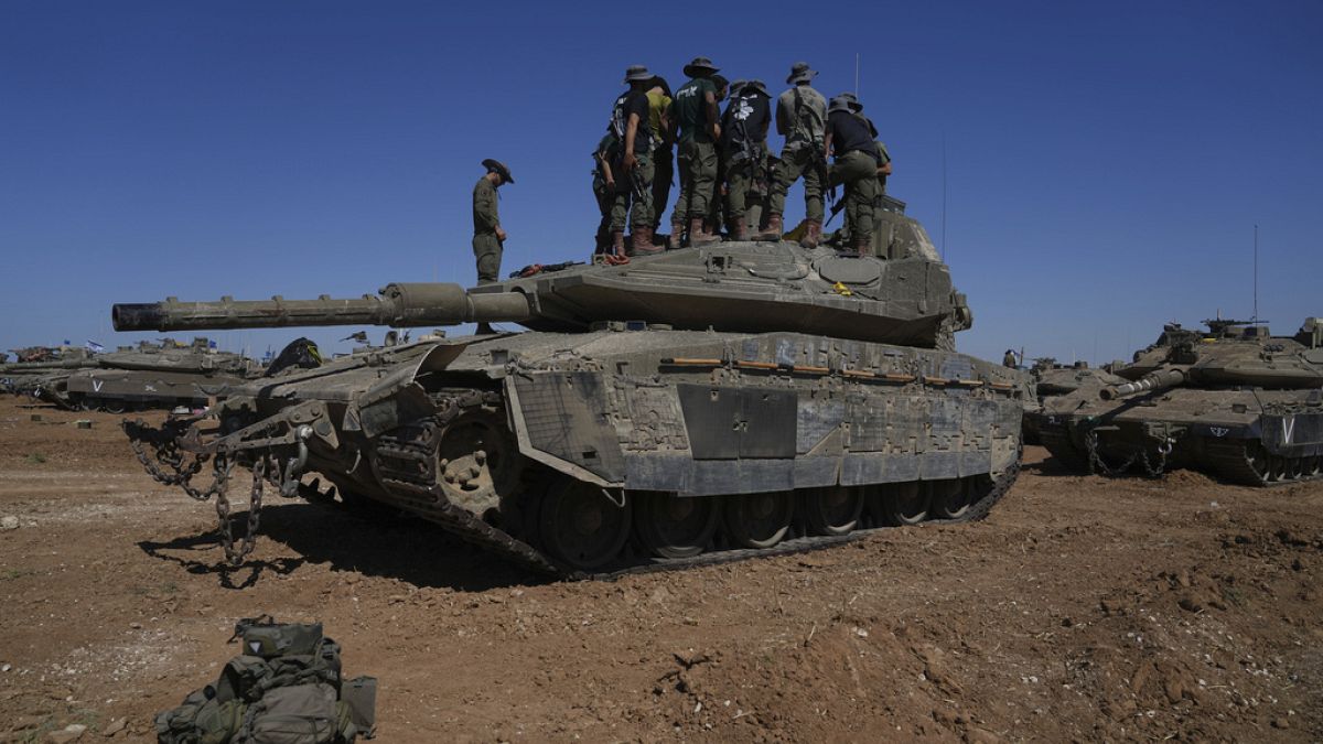 Israelische Soldaten arbeiten an gepanzerten Militärfahrzeugen auf einem Rastplatz nahe der Grenze zwischen Israel und Gaza im Süden Israels, Mittwoch, 8. Mai 2024. 