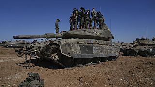Des soldats israéliens travaillent sur des véhicules militaires blindés sur un terrain de rassemblement près de la frontière entre Israël et Gaza, dans le sud d'Israël, le mercredi 8 mai 2024. 