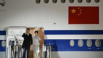 Il presidente cinese Xi Jinping e sua moglie Peng Liyuan al loro arrivo all'aeroporto internazionale di Budapest Liszt Ferenc, Ungheria, 8 maggio 2024 