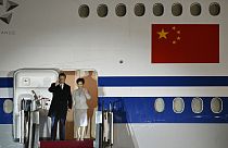 Il presidente cinese Xi Jinping e sua moglie Peng Liyuan al loro arrivo all'aeroporto internazionale di Budapest Liszt Ferenc, Ungheria, 8 maggio 2024 